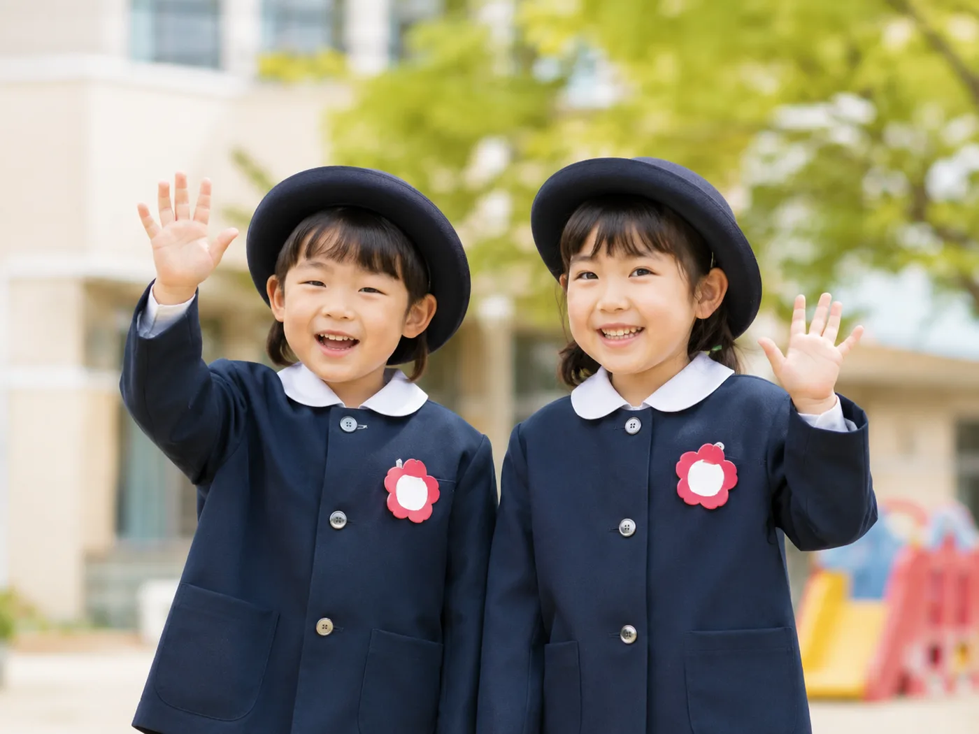 制服姿で手を振る園児たち