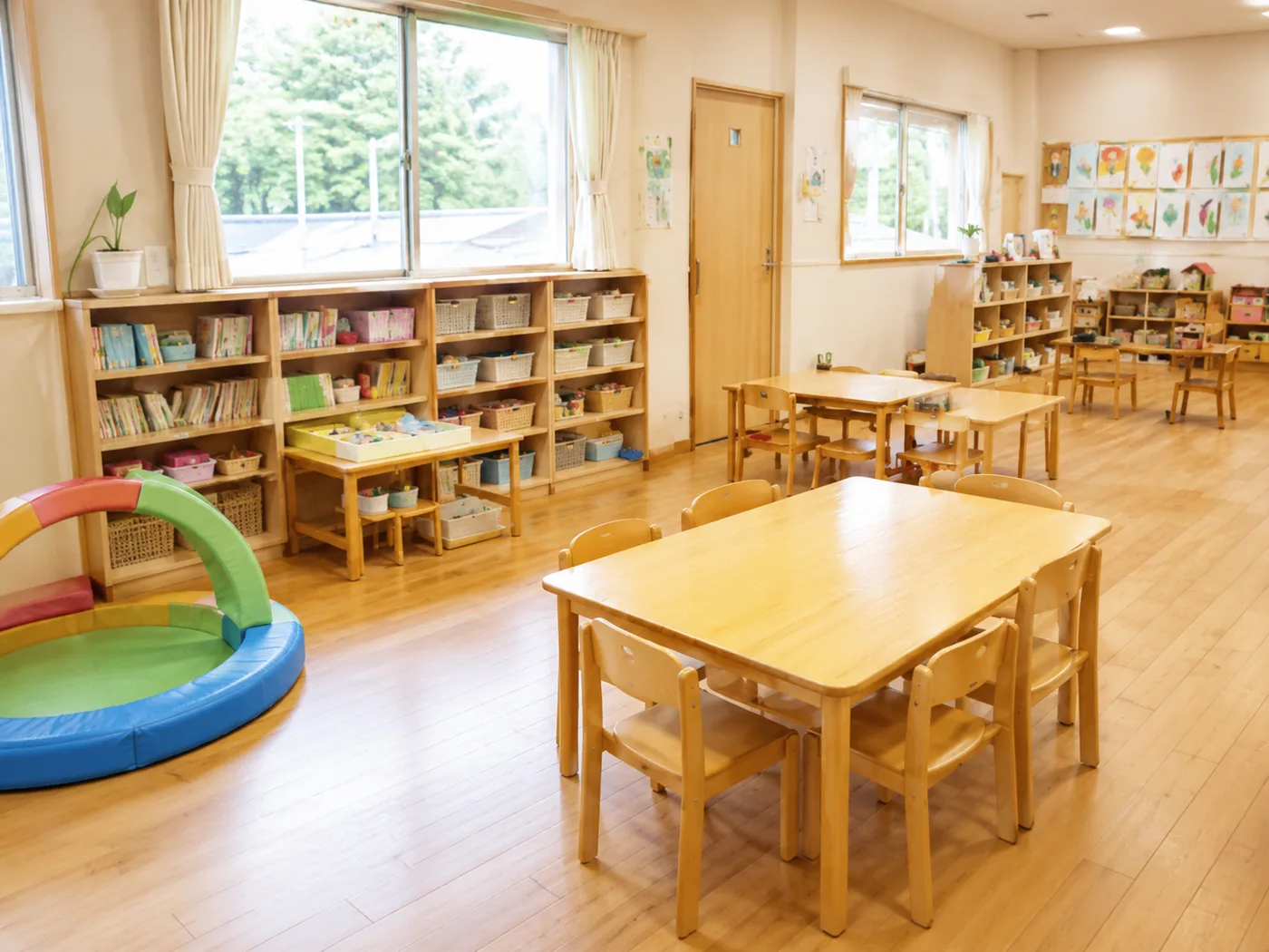 明るく開放的な保育室